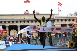 Auf dem Heldenplatz in Wien holt Henry Sugut den Titel. © VCM / Sergio Quiros