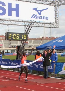 Gilbert Yegon gewinnt bei seinem Debüt den Amsterdam-Marathon in Kursrekordzeit. © Tom Metiary/Amsterdam-Marathon