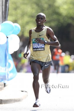 Sammy Wanjiru auf dem Weg zum Streckenrekord in London. © www.photorun.net
