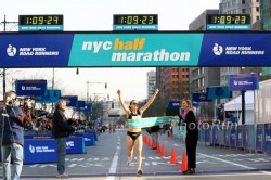Mara Yamauchi gewinnt den New Yorker Halbmarathon. © www.photorun.net
