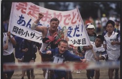 Team Hoyt überquert die Ziellinie beim Tokunoshima-Triathlon 1994. © Fotos 1-4 wurden von Team Hoyt zur Verfügung gestellt