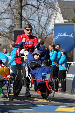 Team Hoyt am Start ihres 32. Boston-Marathons in Folge. © www.PhotoRun.net