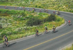 Radfahrer auf ihrem Weg zum höchsten Punkt des atemberaubenden Rundkurses. © Kristin Anderson/Vail Daily