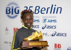 Mary wurde 2010 von der ‚Association of International Marathons and Distance Races‘ (AIMS) mit der Auszeichnung zur Athletin des Jahres geehrt. © www.photorun.net