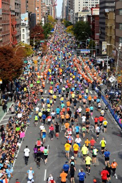 Der größte Marathon der Welt ist der in New York. Hier läuft das Teilnehmerfeld durch die First Avenue. © www.PhotoRun.net