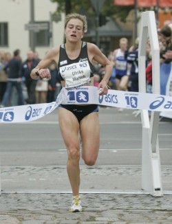 Marathon-Europameisterin Ulrike Maisch siegt beim ASICS Grand 10 Berlin. © www.berlin-laeuft.de / Jürgen Engler 