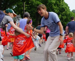 Uta feuerte die Kids beim Dick Lytie Children’s Run & Fun Event am Freitag an. © Take The Magic Step