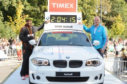 Geoffrey Mutai feiert seinen Sieg. © BMW Berlin-Marathon/Jiro Mochizuki
