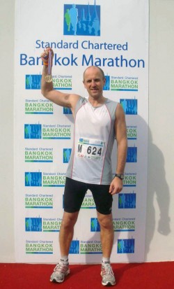 Bernd mit seiner Finisher-Medaille nach dem Bangkok-Marathon.