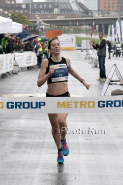 Annie Bersagel gewinnt den Düsseldorf-Marathon. © www.PhotoRun.net