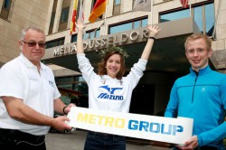 Annie Bersagel mit ihrem Ehemann Öyvind Helberg Sundby und Christoph Kopp (links), der in Düsseldorf für das Elitefeld zuständig ist. © www.PhotoRun.net