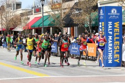 Ein breites Spitzenfeld startet beim Boston-Marathon. © www.PhotoRun.net