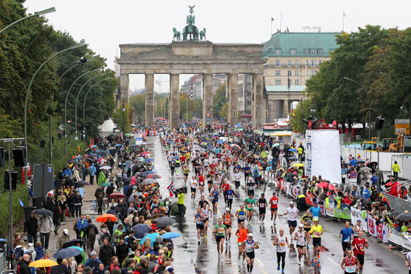 Tausende Marathonfans feuerten die Teilnehmer trotz Regens auf ihrem Weg zum Ziel an. © www.PhotoRun.net