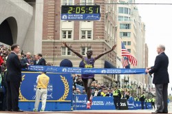 Robert K. Cheruiyot triumphiert mit einem sensationellen Kursrekord in Boston. © www.PhotoRun.net