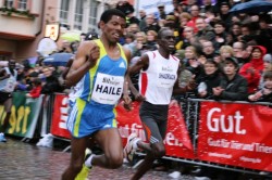 Haile Gebrselassie mit seinem stärksten Konkurrenten Shadrack Lagat in Trier. © Bitburger Silvesterlauf