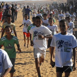 Ein Rennen für Kinder und Jugendliche zählte zum Programm des Sahara-Marathons. © Pat Butcher
