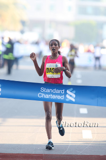 Mamitu Daska gewinnt überraschend den Dubai-Marathon. © www.photorun.net