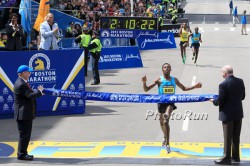 Lelisa Desisa lief zu seinem zweiten Triumph über 42,195 Kilometer. © www.PhotoRun.net
