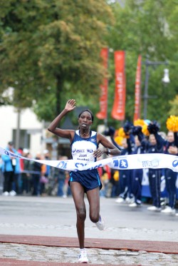 Joan Aiyabei siegt in Berlin mit einem Streckenrekord. © www.berlin-laeuft.de / P. Dera