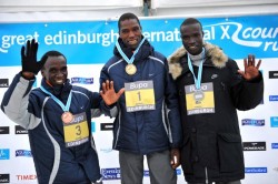 Eliud Kipchoge, Joseph Ebuya und Titus Mbishei (von links) belegten die ersten drei Ränge im 9-km-Rennen der Männer in Edinburgh. © Mark Shearman/Athletics Images