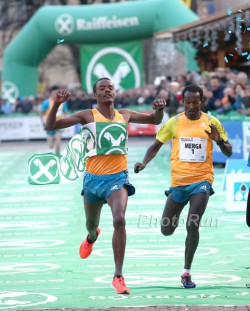 Muktar Edris convinces in an exciting duel against Imane Merga in Bolzano. © www.PhotoRun.net