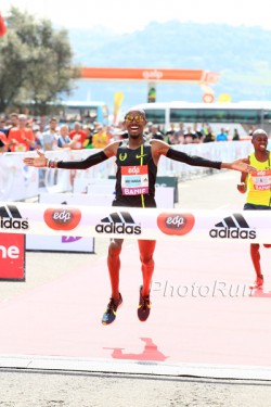 Mo Farah crossed the finish line only one second ahead of Micah Kogo. © www.PhotoRun.net