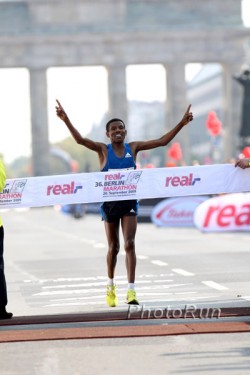 Haile Gebrselassie schafft mit seinem vierten Sieg beim Berlin-Marathon ein Novum. © www.PhotoRun.net