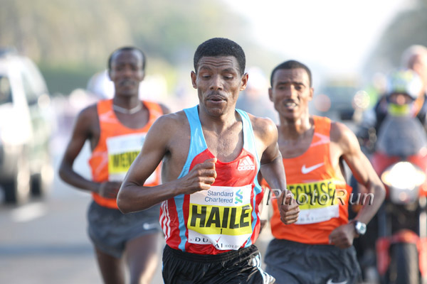 Haile Gebrselassie löst sich entscheidend von seinen Konkurrenten Chala Dechase (rechts) und Eshetu Wendimu. © www.photorun.net