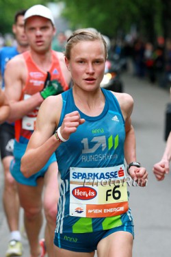 Anna Hahner sprints to the finish line in Vienna. © www.PhotoRun.net