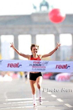 Irina Mikitenko – Zieleinlauf der viertschnellsten Marathonläuferin aller Zeiten. © www.photorun.net