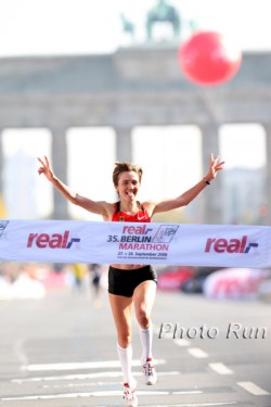 Irina Mikitenko rennt freudestrahlend mit schnellen 2:19:18 Stunden ins Ziel des real,- Berlin-Marathon in 2008. © www.photorun.net