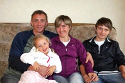 Die Familie ist ein Motor für Irina Mikitenko – hier zu sehen mit ihrem Mann Alexander sowie ihren Kindern Vanessa und Alexander. © www.photorun.net