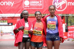 From left to right: Mary Keitany, Tigist Tufa, and Tirfi Tsegaye. © www.PhotoRun.net