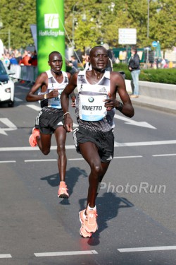 Dennis Kimetto leads, ahead of Emmanuel Mutai. © www.PhotoRun.net