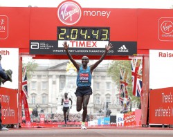 Eliud Kipchoge stellte eine neue Jahresweltbestzeit auf. © www.PhotoRun.net