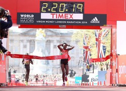 Edna Kiplagat wins the title in a thrilling finish. © www.PhotoRun.net