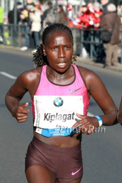 Florence Kiplagat, hier zu sehen beim Berlin-Marathon 2013, verbesserte in Barcelona ihren eigenen Weltrekord. © www.PhotoRun.net