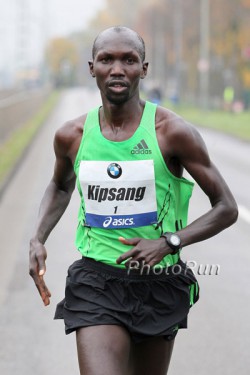 Wilson Kipsang, hier zu sehen beim Frankfurt-Marathon 2011, geht nach Siegen in Frankfurt und London als Olympiafavorit an den Start. © www.PhotoRun.net