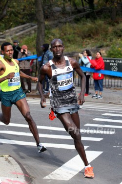 Wilson Kipsang lässt Lelisa Desisa in der Schlussphase des Rennens hinter sich. © www.PhotoRun.net