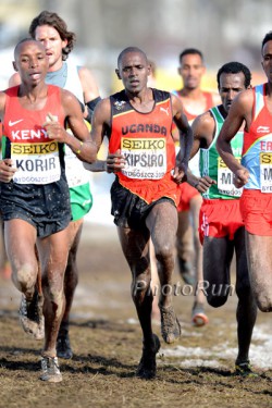 Moses Kipsiro, hier zu sehen bei den Cross-Weltmeisterschaften 2013, lief zum fünften Sieg in Trier. © www.PhotoRun.net