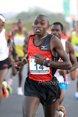 Edwin Kipyego, hier zu sehen beim Ras Al Khaimah-Halbmarathon, gewann im windigen Den Haag. © www.PhotoRun.net