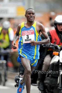 Patrick Makau auf dem Weg zum Sieg beim Rotterdam-Marathon. © www.photorun.net