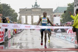 Patrick Makau gewinnt knapp vor Geoffrey Mutai in Berlin. © www.PhotoRun.net