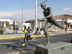 Läufer im Einklang mit der Statue an der Marathonstrecke zwischen Marathon und Athen. © www.photorun.net