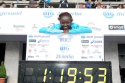 Mary Keitany bricht bei ihrem ersten 25-km-Rennen den Weltrekord und unterbietet eine Zeitbarriere. © www.photorun.net