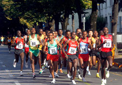 Dieudonné Disi, hier ganz rechts im Trikot von Ruanda bei der Straßenlauf-WM, gewann das Halbmarathonrennen in Lagos. © www.photorun.net 