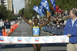 Dire Tune gewinnt den Houston-Marathon zum zweiten Mal in Folge. © www.photorun.net