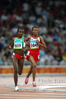 Tirunesh Dibaba (links) besiegte auch über 5.000 m Elvan Abeylegesse. © www.photorun.net