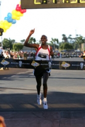 Stephen Kiogora gewinnt den New Las Vegas Marathon.