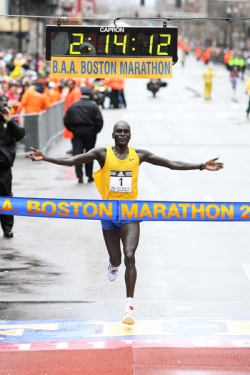 Robert Kipkoech Cheruiyot gewinnt zum dritten Mal den Boston-Marathon. © www.PhotoRun.net